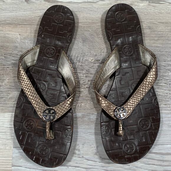 Tory Burch Flip Flops Gold Snakeskin Logo Thong Sandals Leather Size 8 - Picture 1 of 4